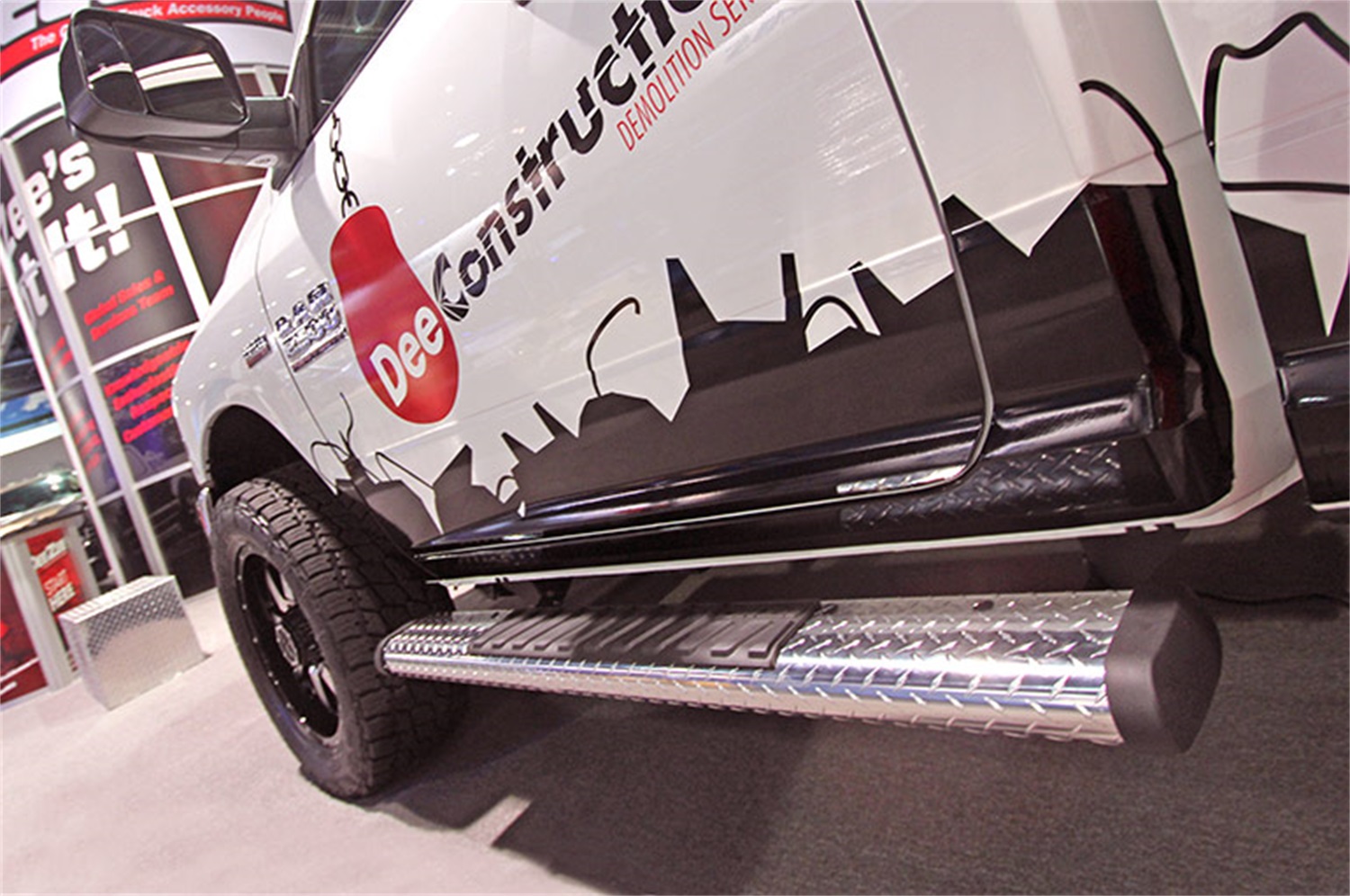 Black-Tread Aluminum Side Step 6 in. Oval Cab Length - Image 2